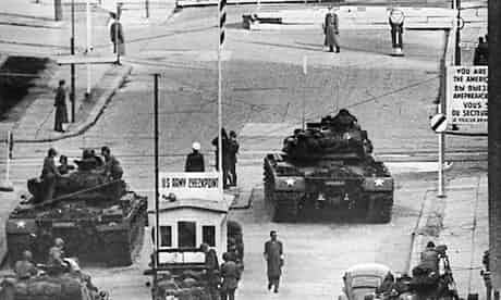 Berlin-Checkpoint-Charlie-007