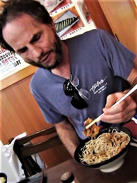 foreigner using chopsticks