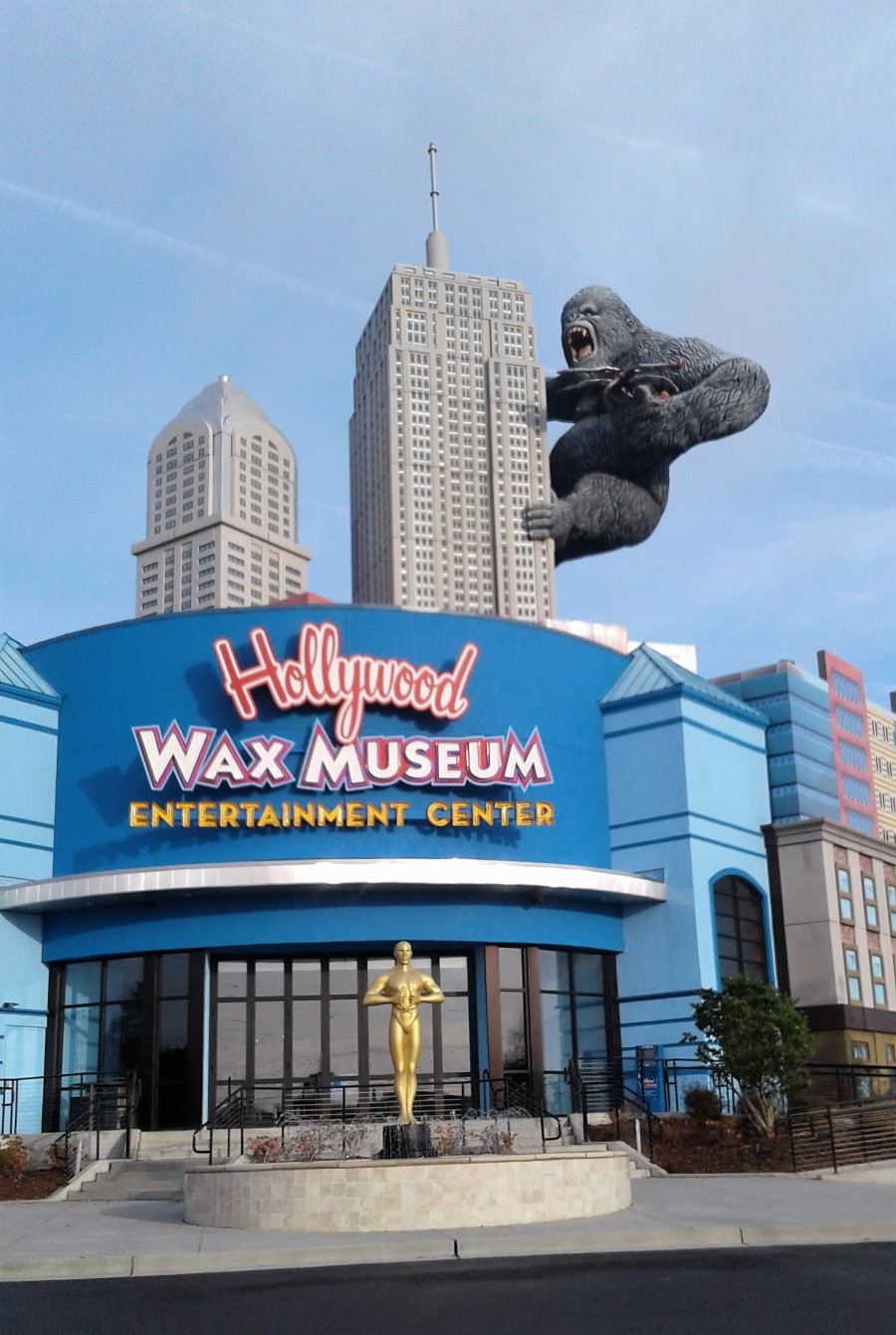 Hollywood Wax Museum exterior: King Kong on Empire State Building. Large Oscar statue in front.