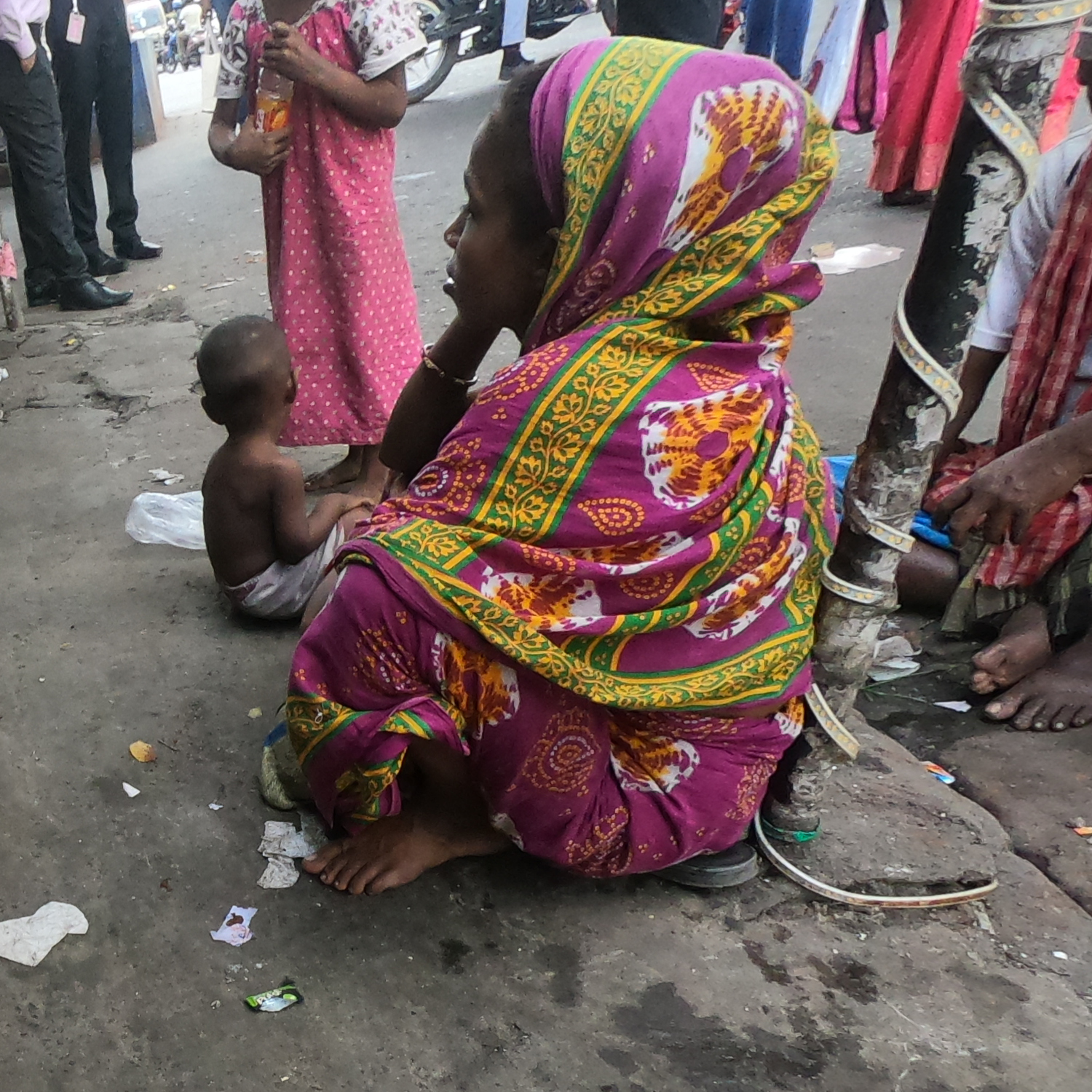 Mother and child on the streets of Kolkata