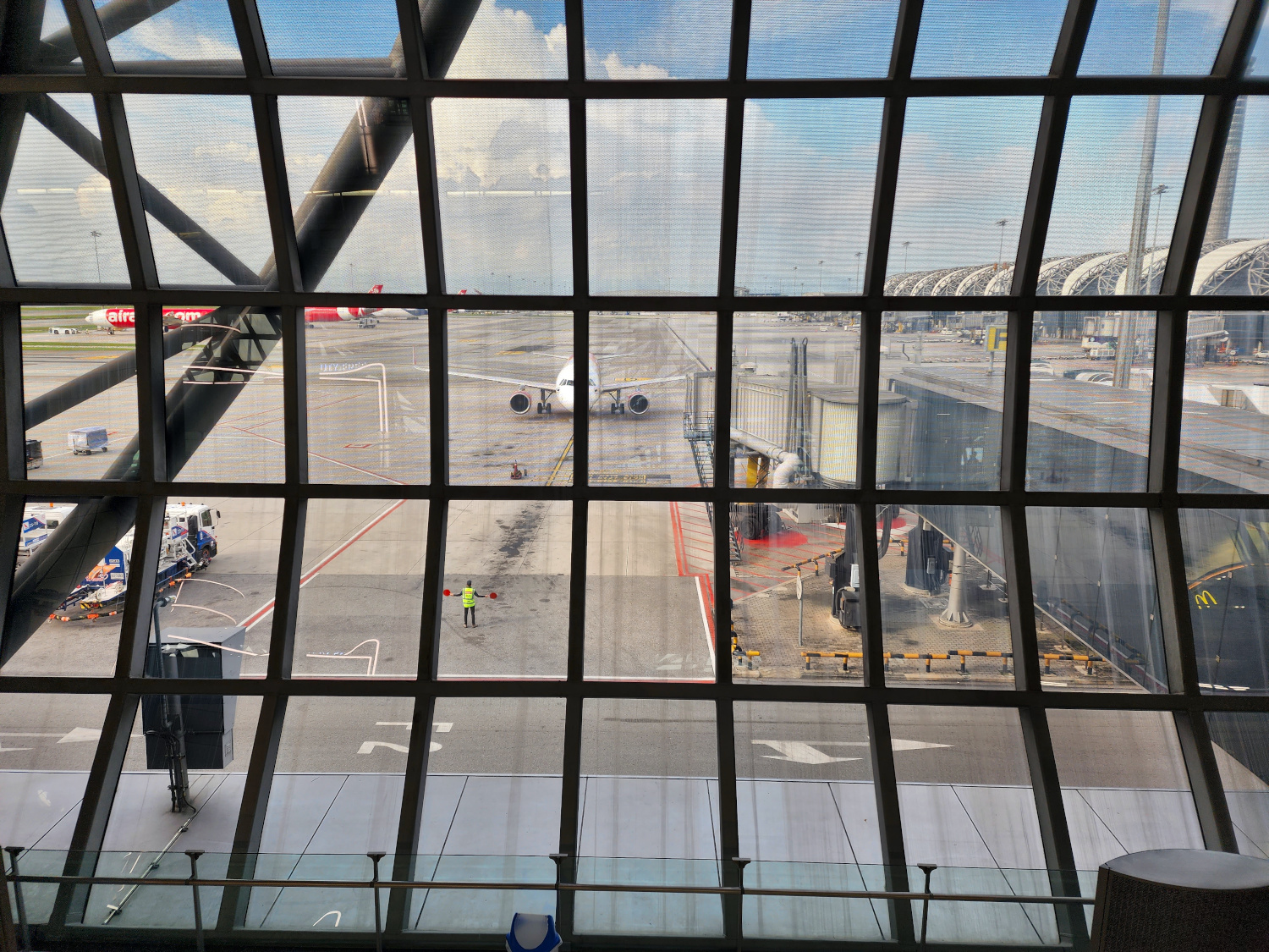 incoming plane pulling up to the gate