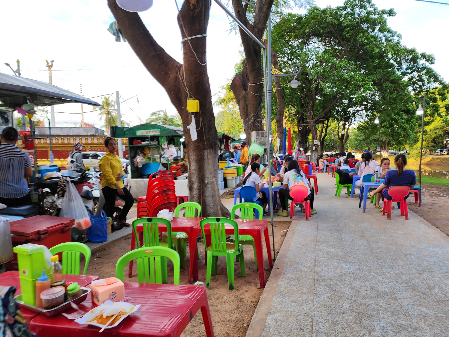 dining on the street in Siem Reap at small tables and child sized chairs
