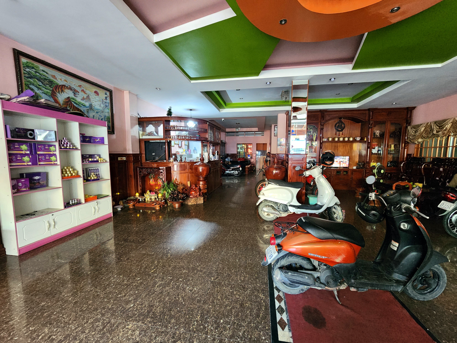motos parked in the interior lobby of ផ្ទះសំណាក់ឡុងថៃលី Long Thai Ly Guesthouse
