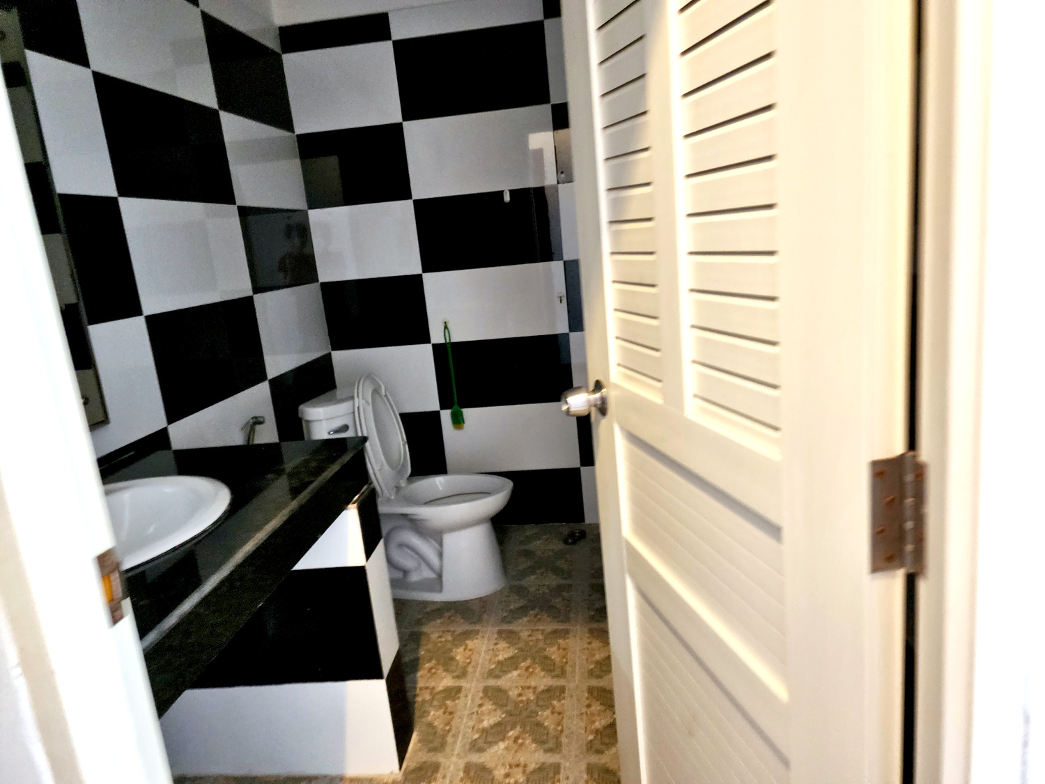 apartment living Phnom Penh, bathroom