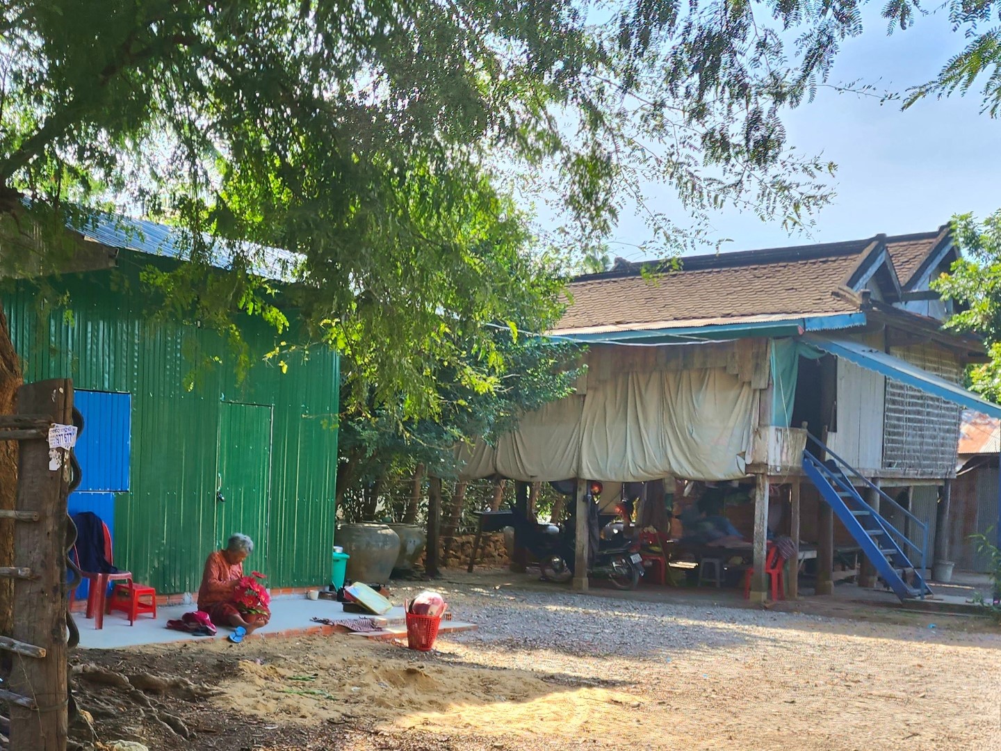 Khmer lady fixing flowers Phnom Sampov, Cambodia