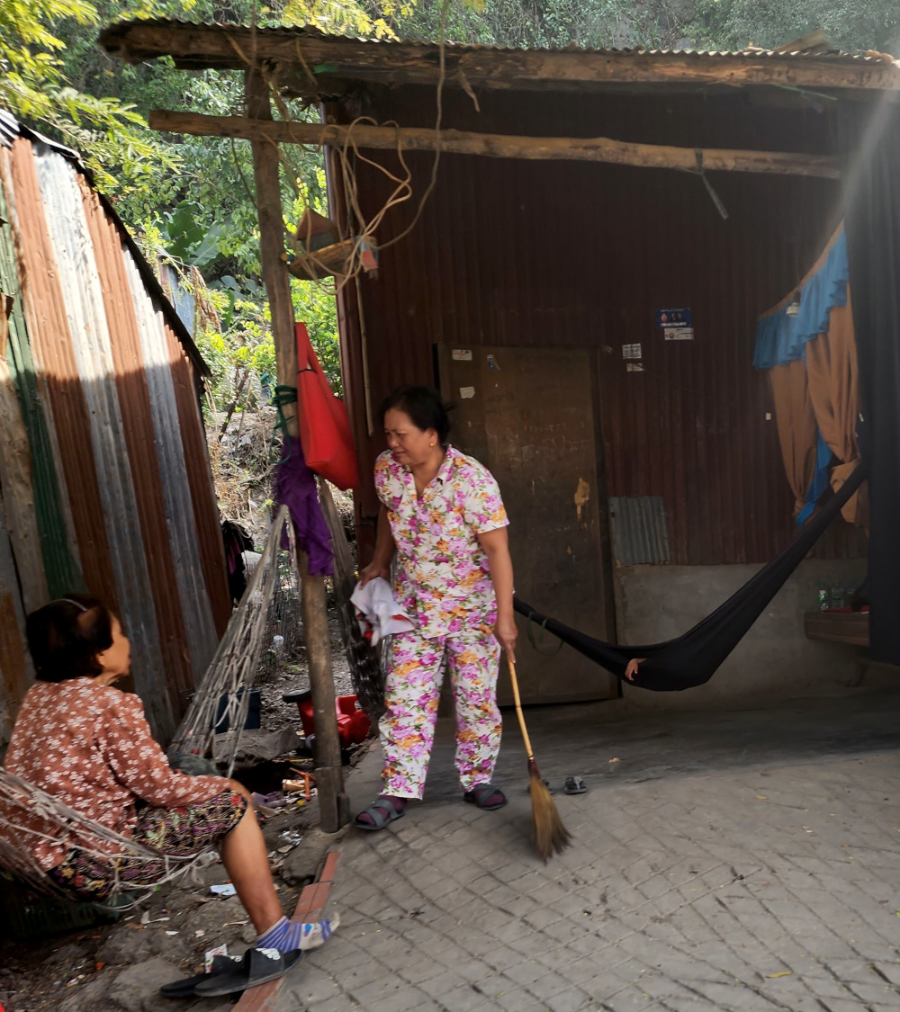 Khmer ladies chatting in Phnom Sampov